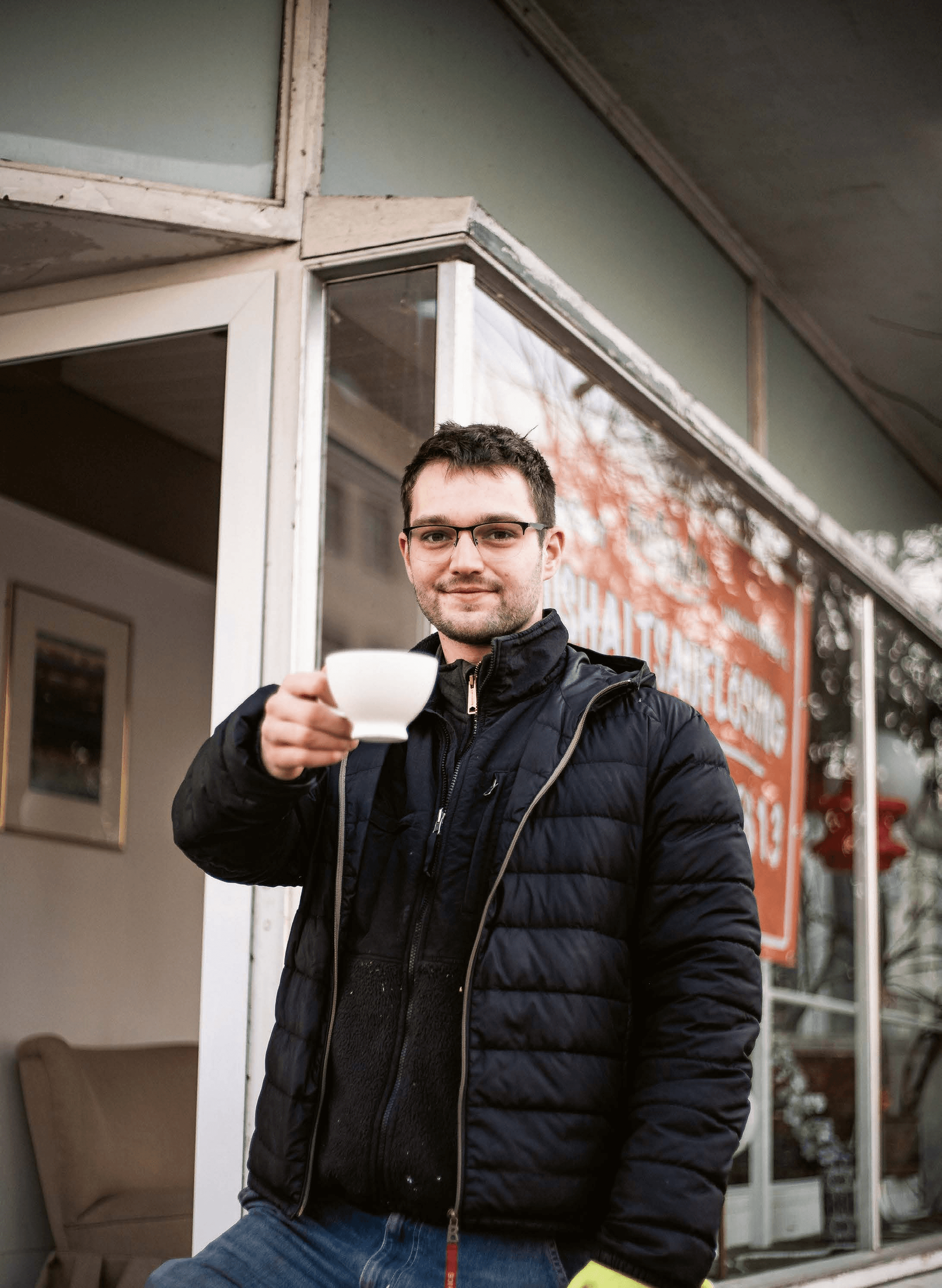 Jim Koch vor seinem Laden am Hagenring - Inhaber von SimSalaJim